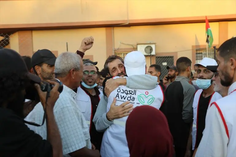 بازگشت پس از سالها اسارت بازگشت پس از سالها اسارت