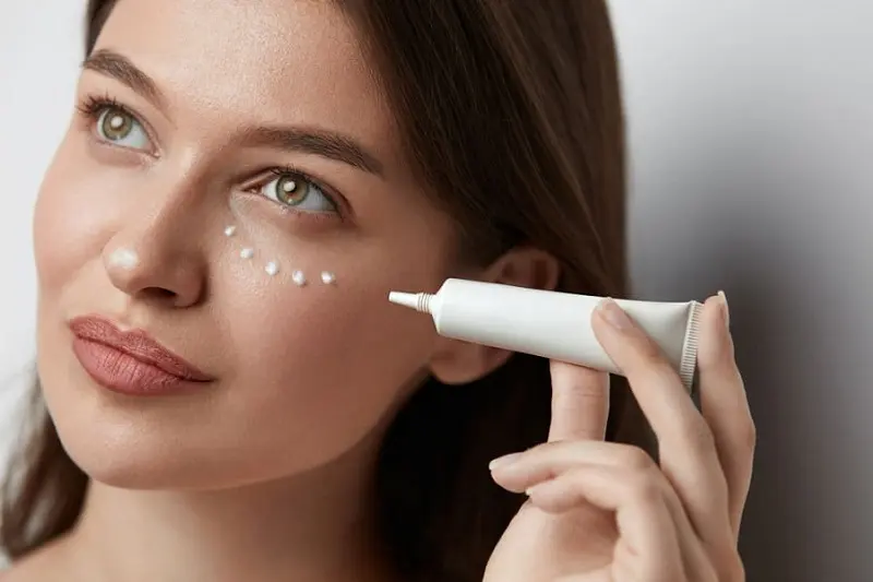 کرم دور چشم و اهمیت محافظت از ناحیه حساس اطراف چشم کرم دور چشم و اهمیت محافظت از ناحیه حساس اطراف چشم